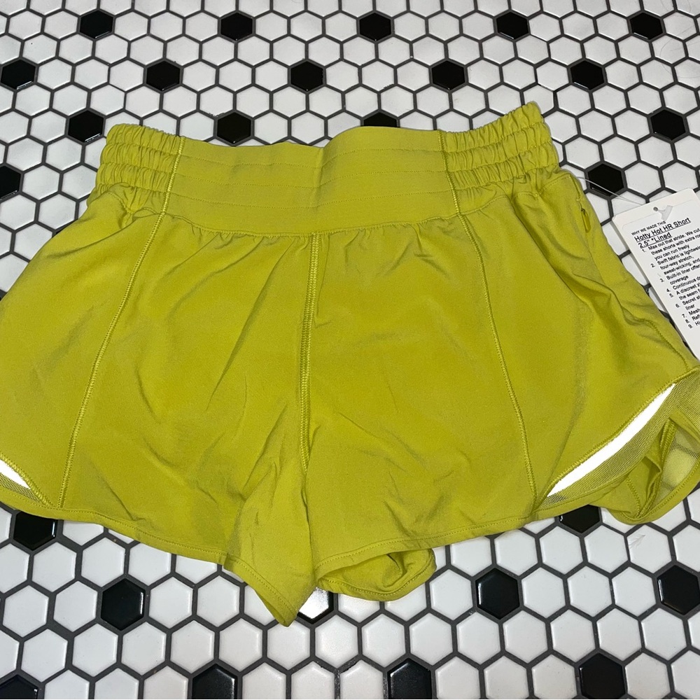 Lululemon Hotty Hot HR Short 2.5” Lined Yellow Sepentine Size 4